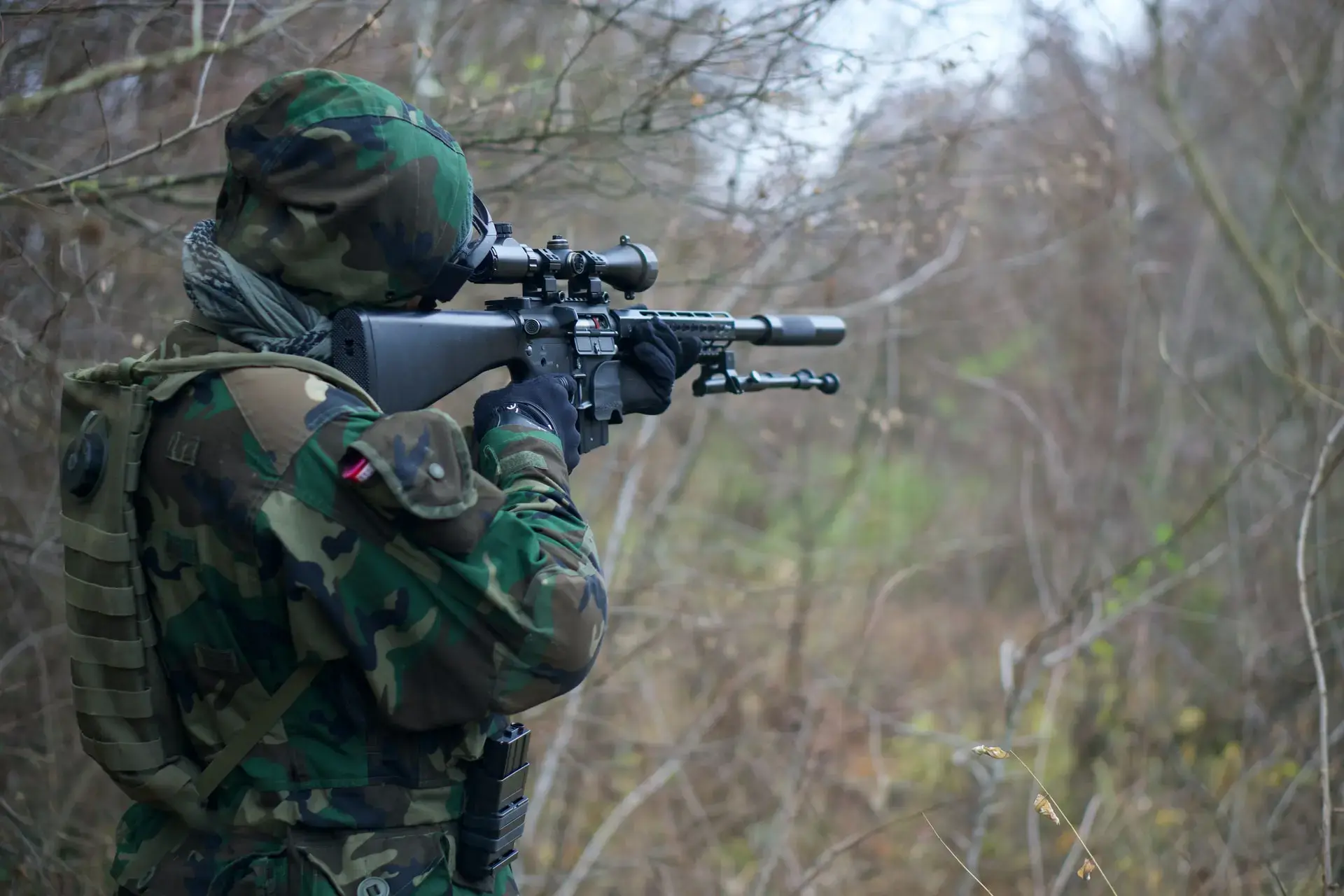 Uczestnik w kamuflażu podczas zadania terenowego